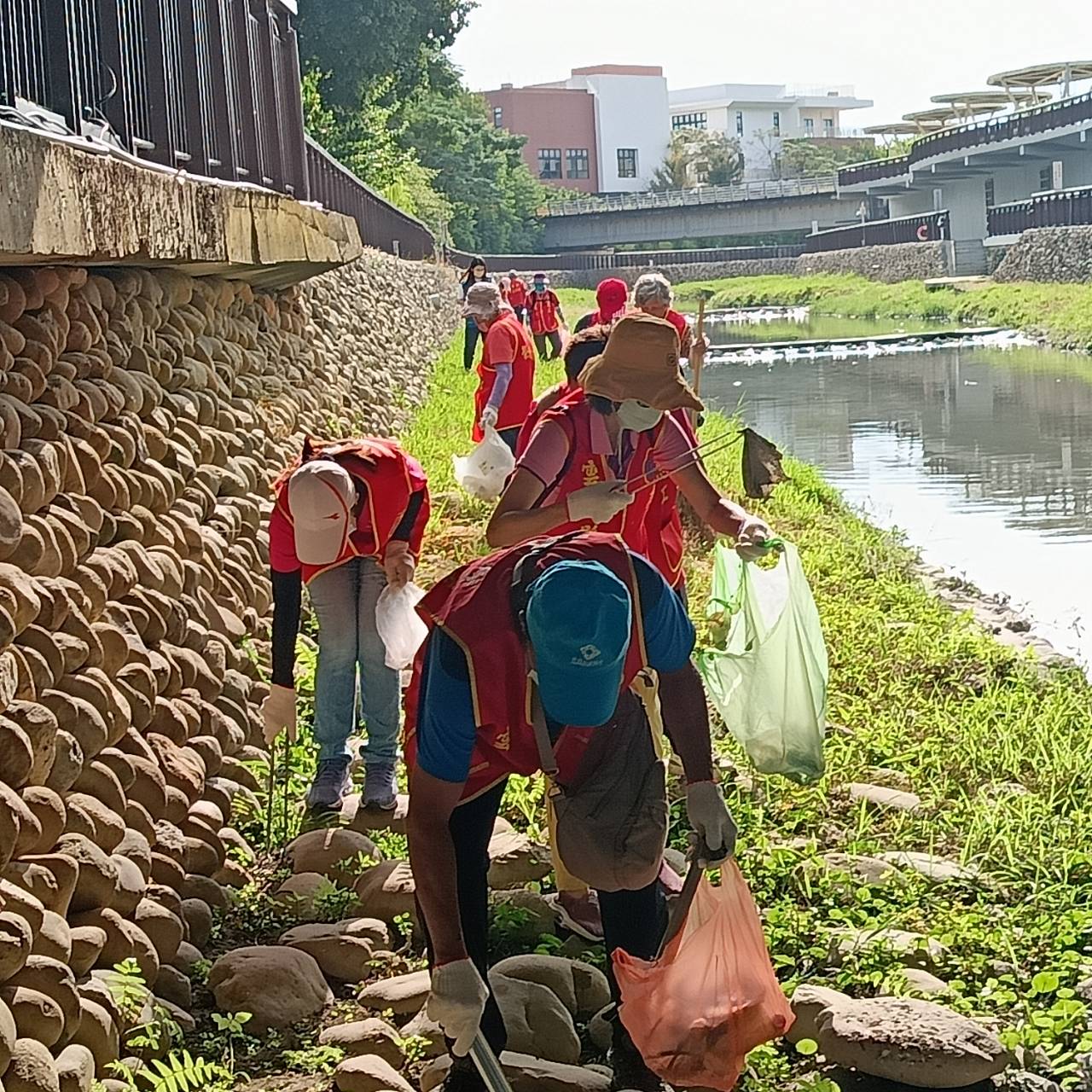 雲林縣榮服處榮欣志工慶祝榮民節淨溪活動 用行動回饋社會