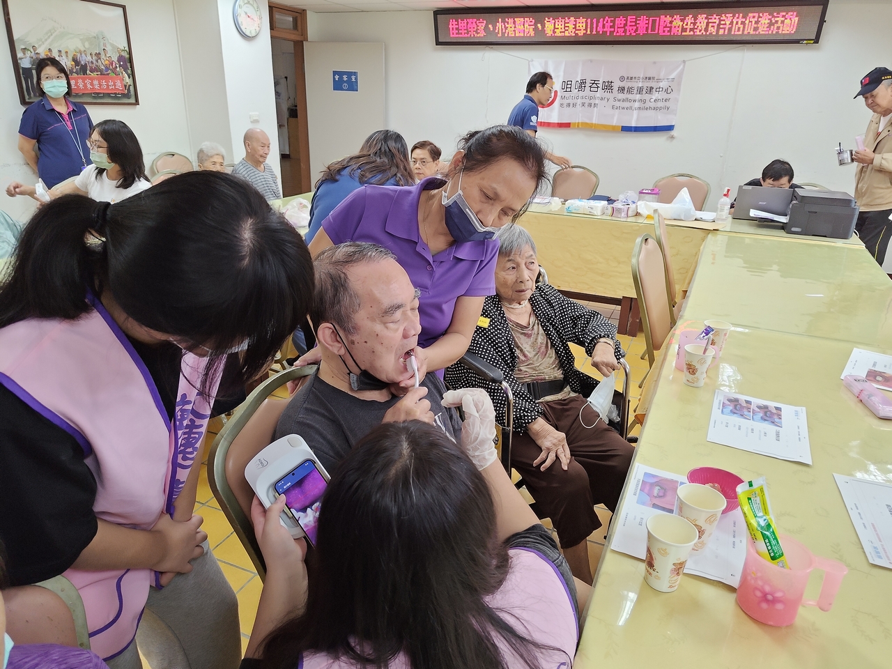 圖5. 佳里榮家及工作人員、敏惠護專師生及小港醫院人員指導住民正確清潔假牙。 圖5. 佳里榮家及工作人員、敏惠護專師生及小港醫院人員指導住民正確清潔假牙。