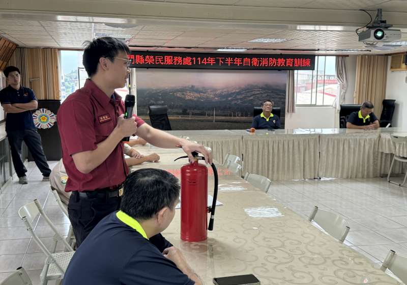 圖一專業講師講授滅火器操作要領-800x560