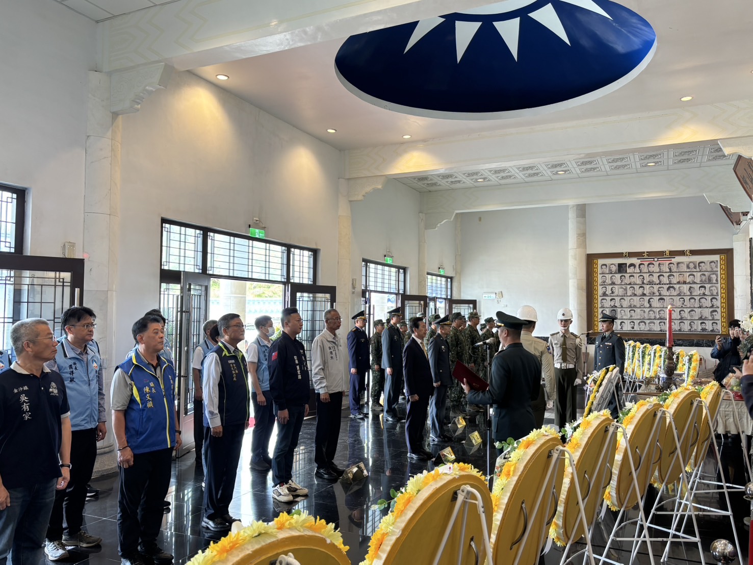 圖一縣長陳福海以及金防部指揮官黃先任擔任主祭官代表軍民向先賢先烈表達追思