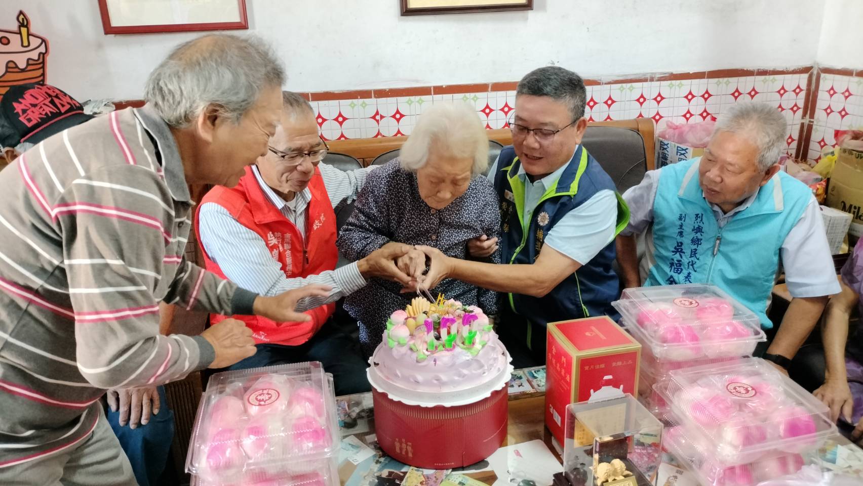 圖五壽星洪林阿嬤歡喜切蛋糕