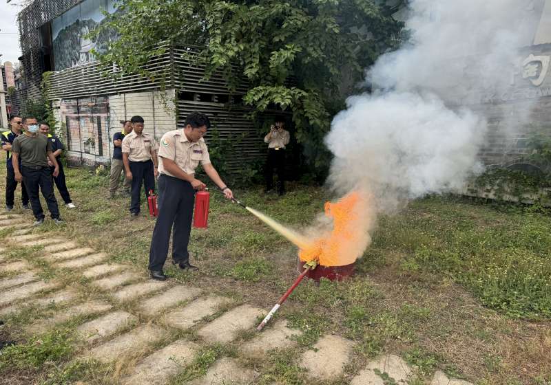 圖二役男實地操作滅火器滅火動作-800x560