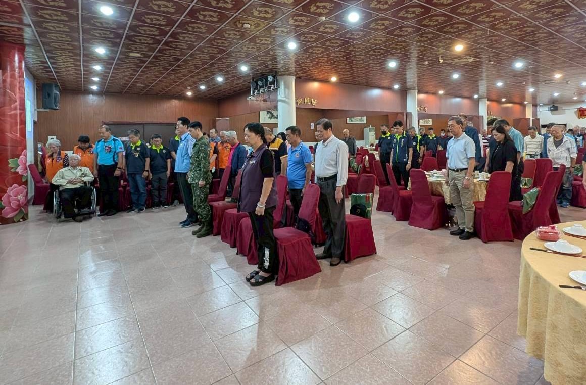 圖七全體人員向先總統 蔣公、故總統經國先生、國軍陣亡將士及榮民英靈默念致敬