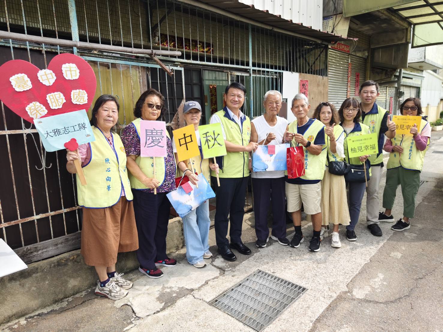 臺中市榮民服務處攜手榮欣志工送暖到府陪伴榮民眷迎佳節