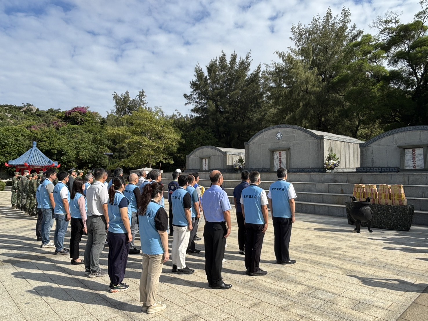 圖四軍民於英雄塚前向亡故將士致意