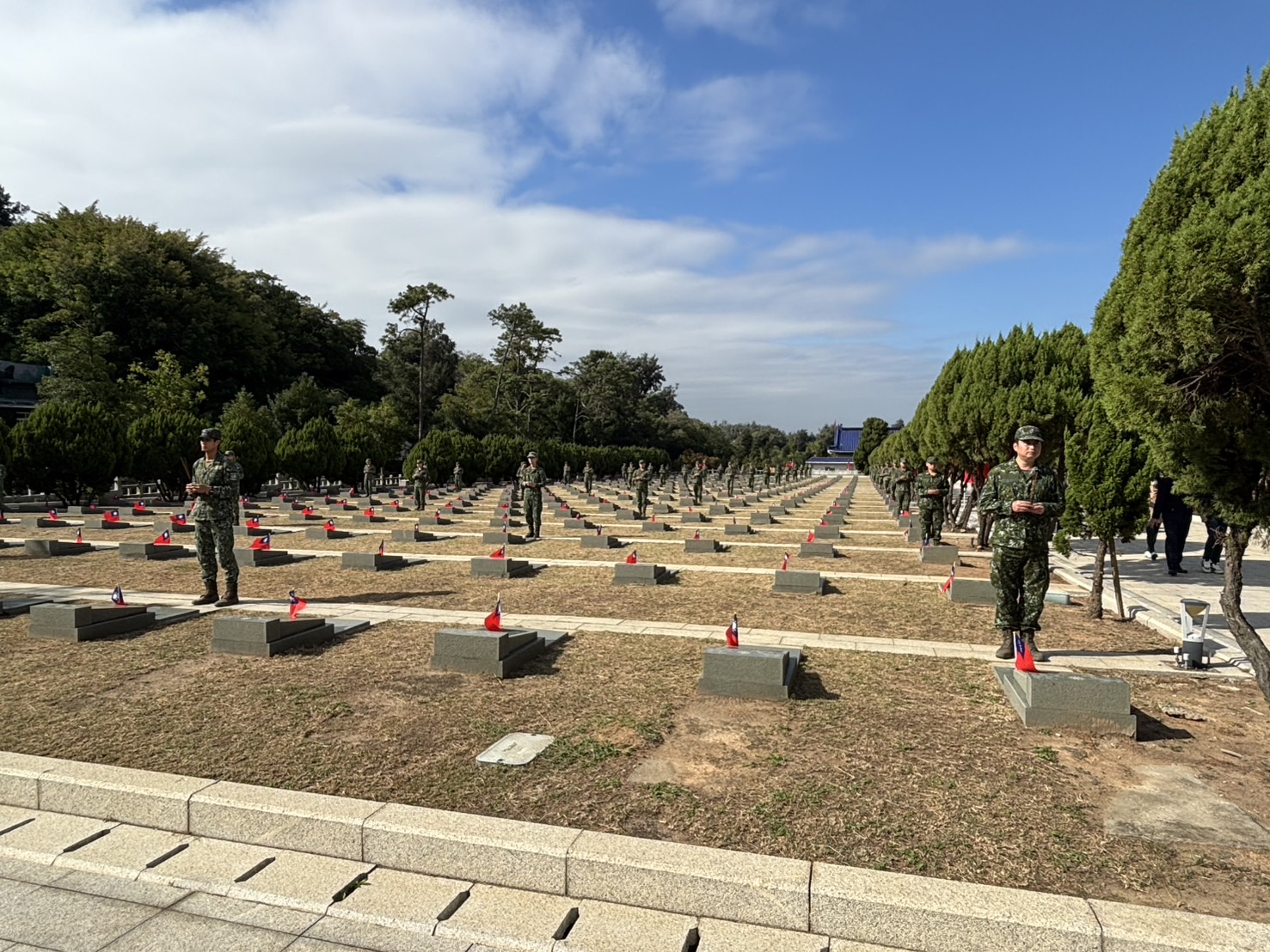 圖六金防部官兵代表捻香向每一位陣亡將士致意