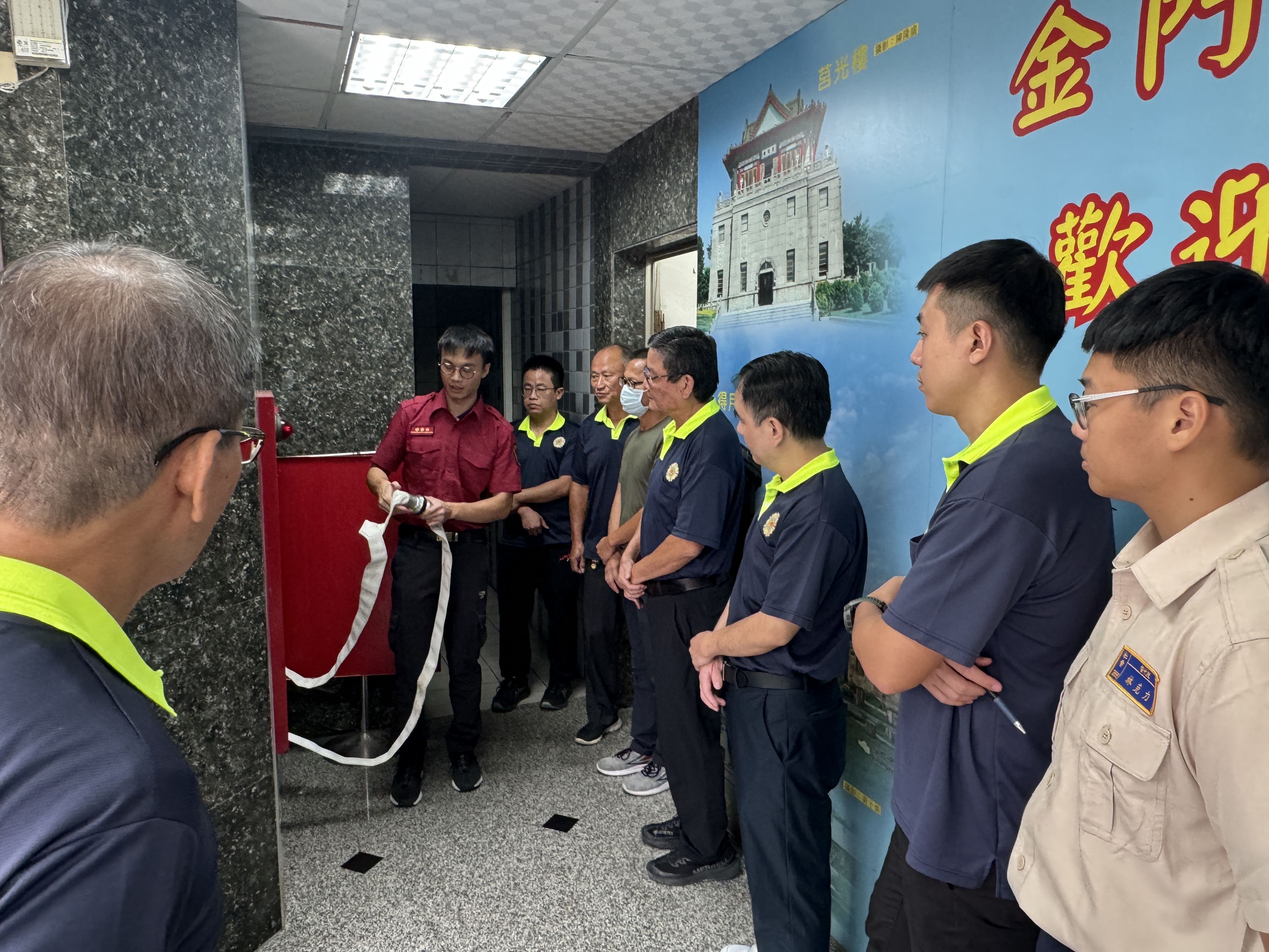 圖三專業講師講授消防栓操作要領