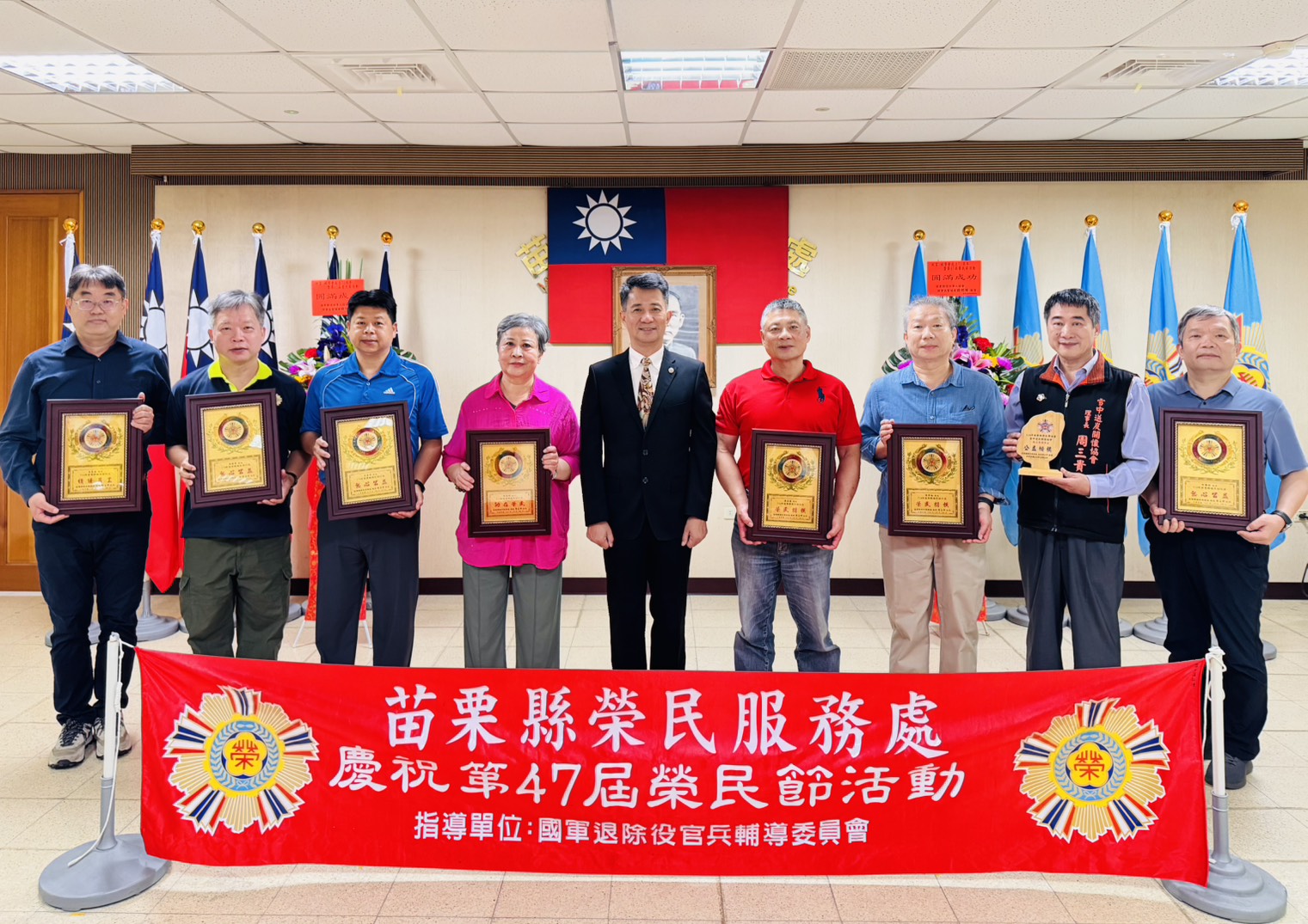 圖2:陳立中處長(中)與榮民楷模、績優社區組長、退休員工及優秀員工合影。