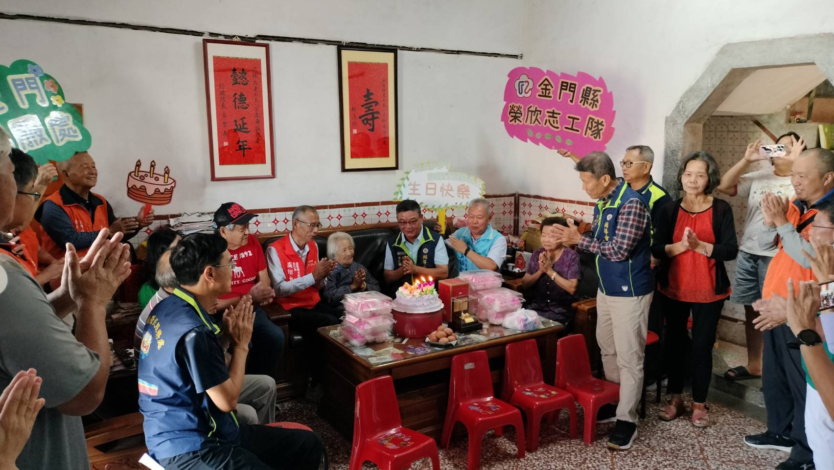 圖一全體人員合唱生日歌為壽星洪林阿嬤祝壽