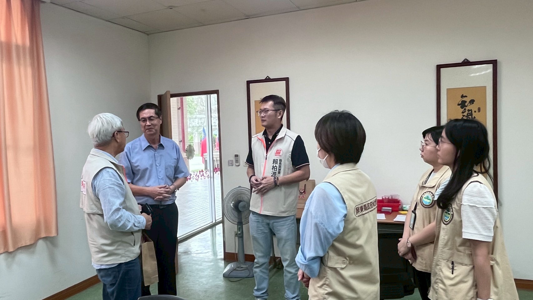 圖3家主任李秦強(圖左2)向屏東縣政府團隊對榮家長輩的關心表達感謝。