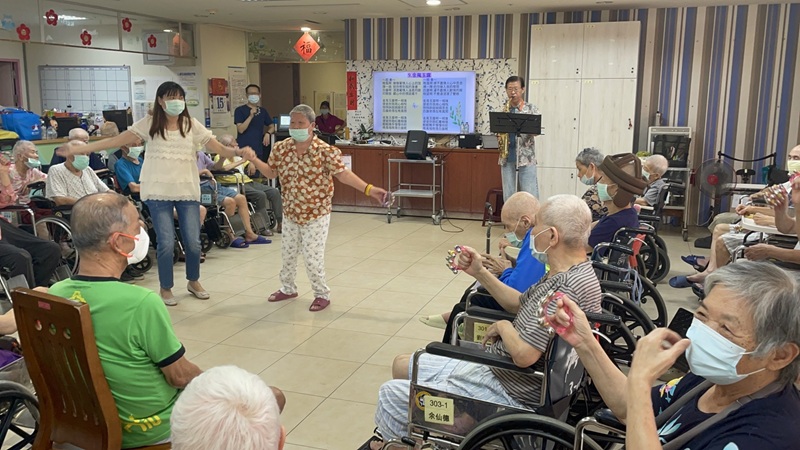 114年10月15日新竹榮家午後樂聲揚張志範薩克斯風喚起歲月記憶_3