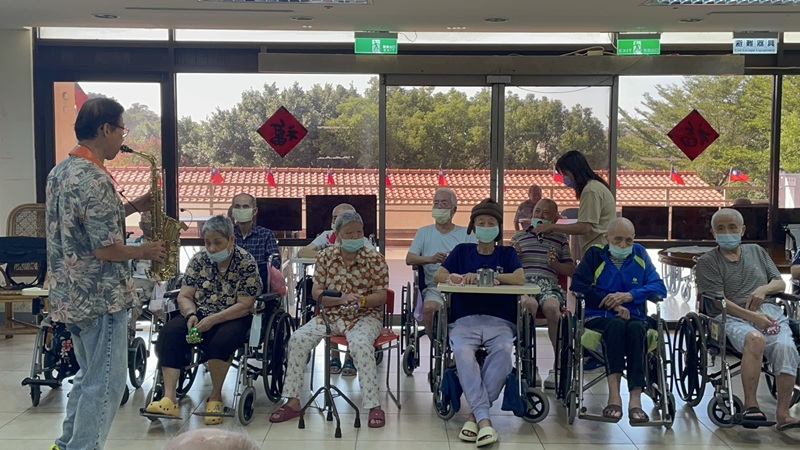 114年10月15日新竹榮家午後樂聲揚張志範薩克斯風喚起歲月記憶_4