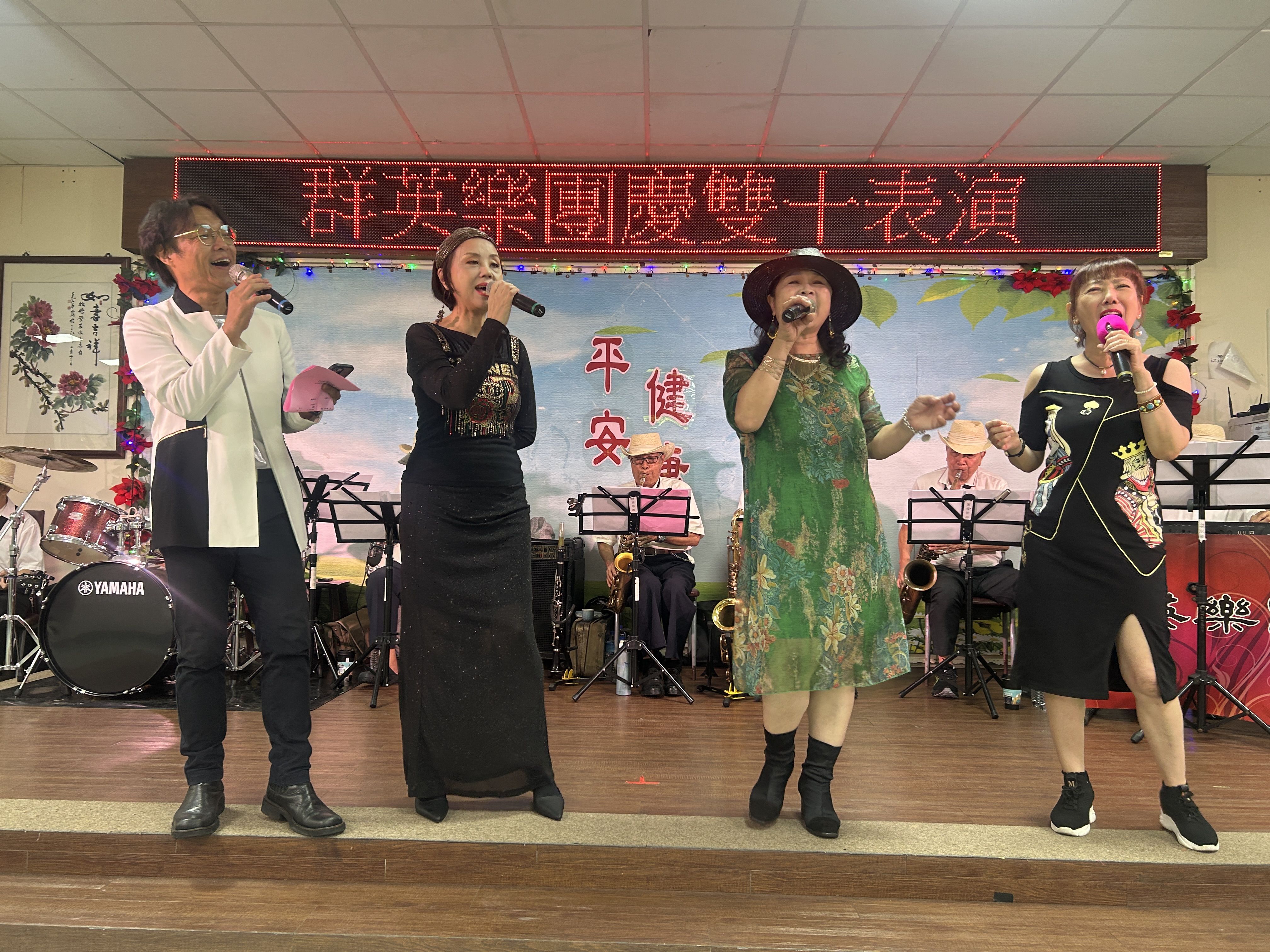 群英樂團擁抱音樂關懷板橋榮家長輩