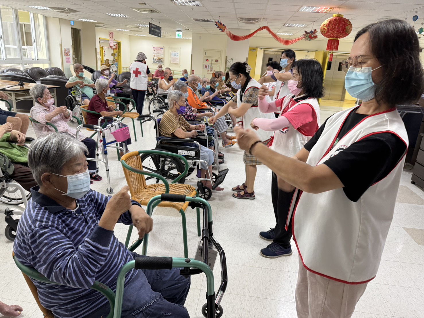 114年10月7日樂動身心，手護健康—紅十字會保健志工蒞家帶領音樂律動饗宴