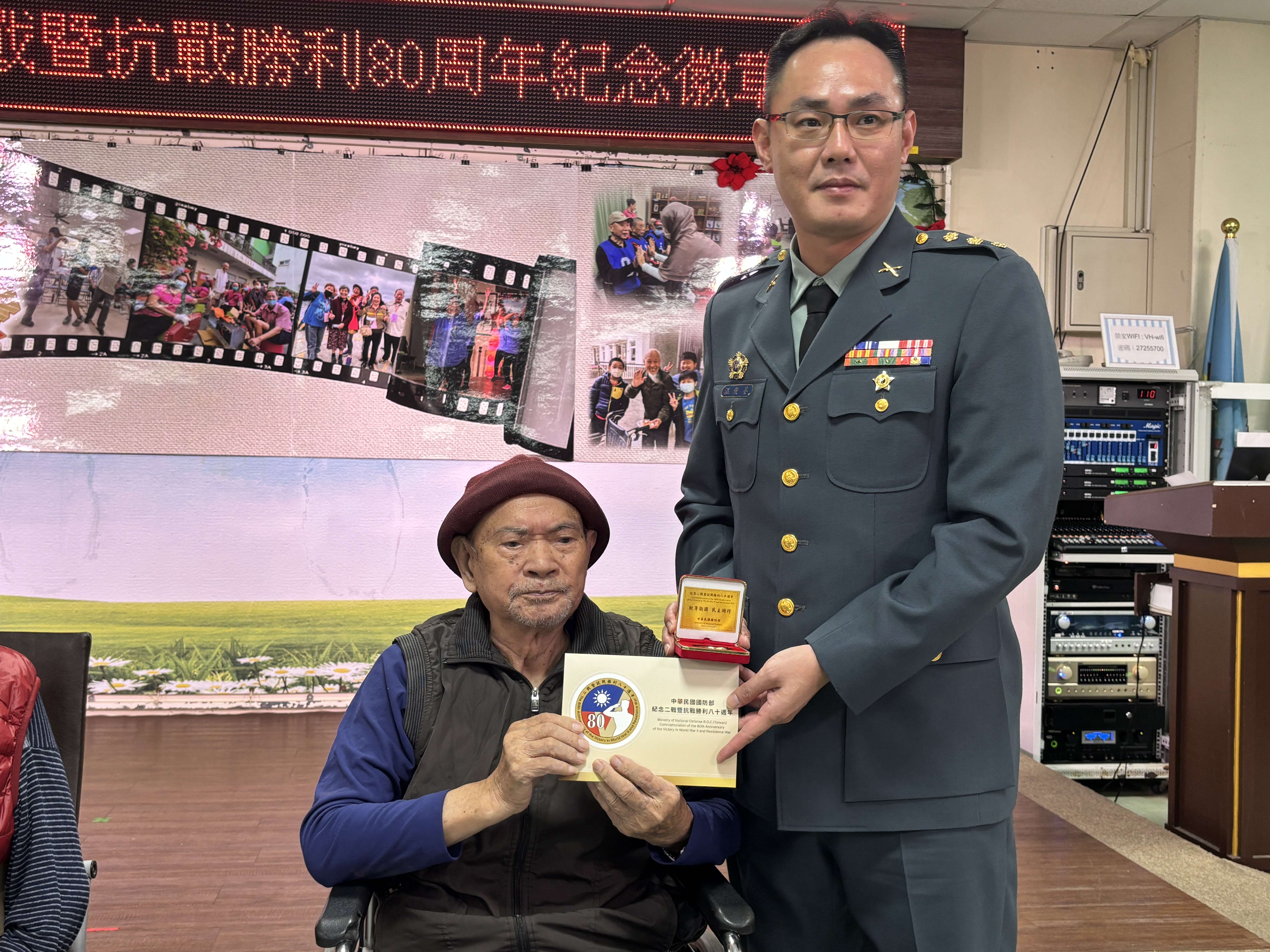 板橋榮家抗戰英雄獲頒國防部八十周年紀念徽章