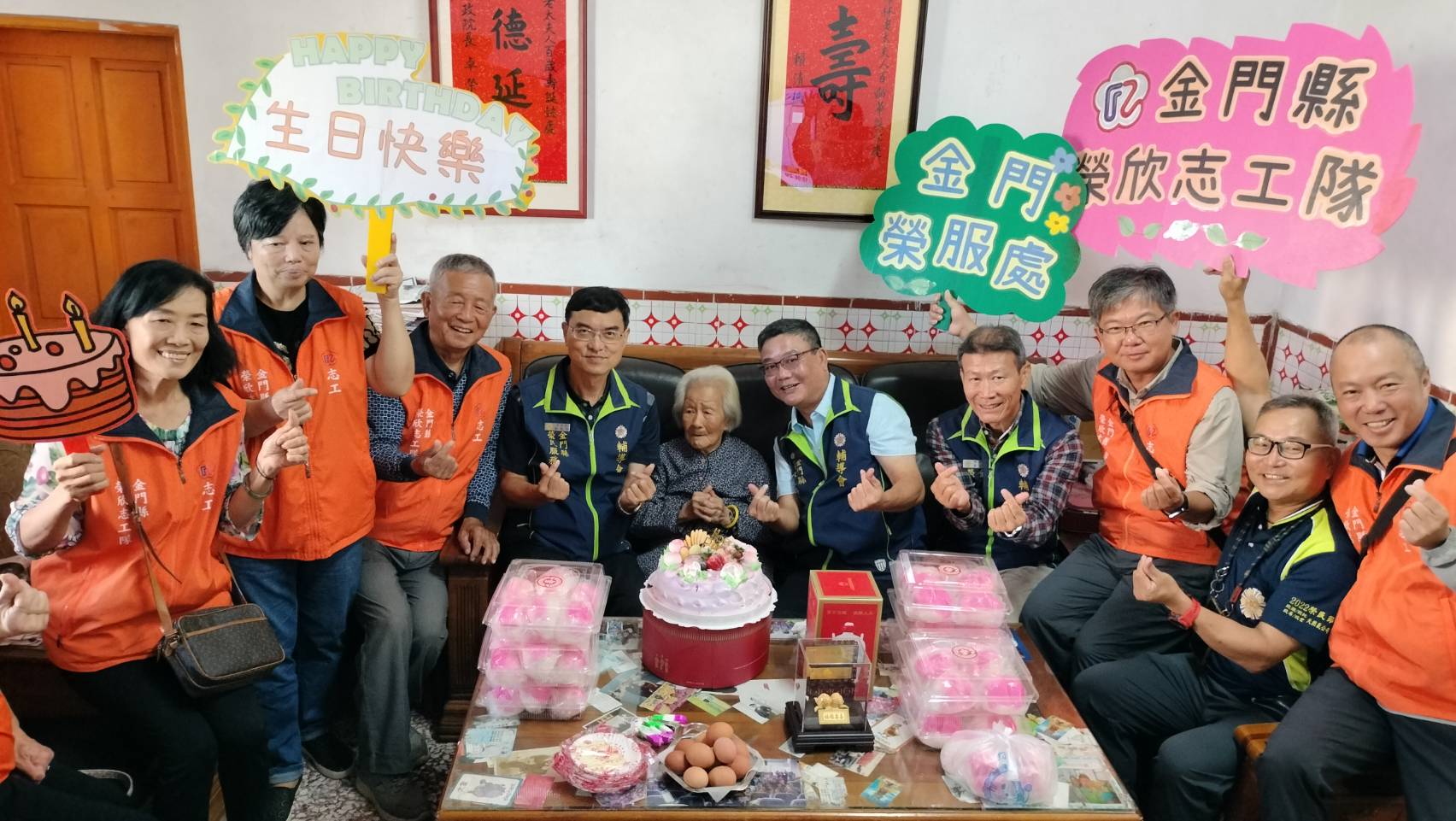 圖七榮服處同仁及榮欣志工與壽星洪林阿嬤合影留念