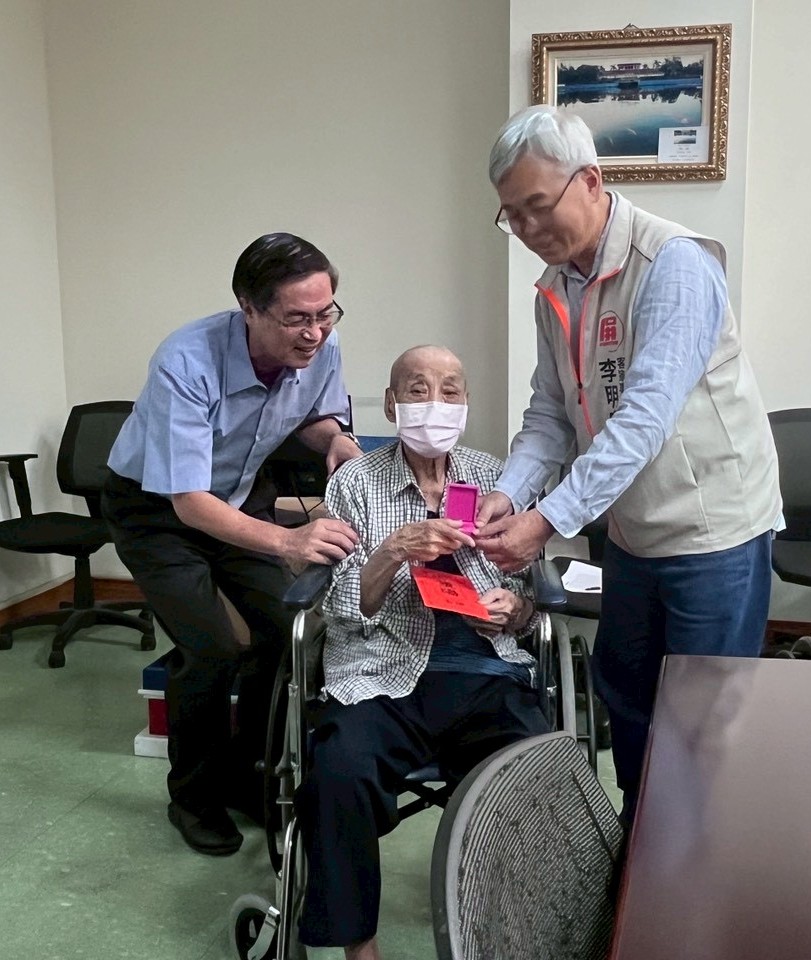 圖2屏東縣政府客家事務處李明宗處長(圖左)代表縣長向胡爺爺(圖中)致贈金鎖片。