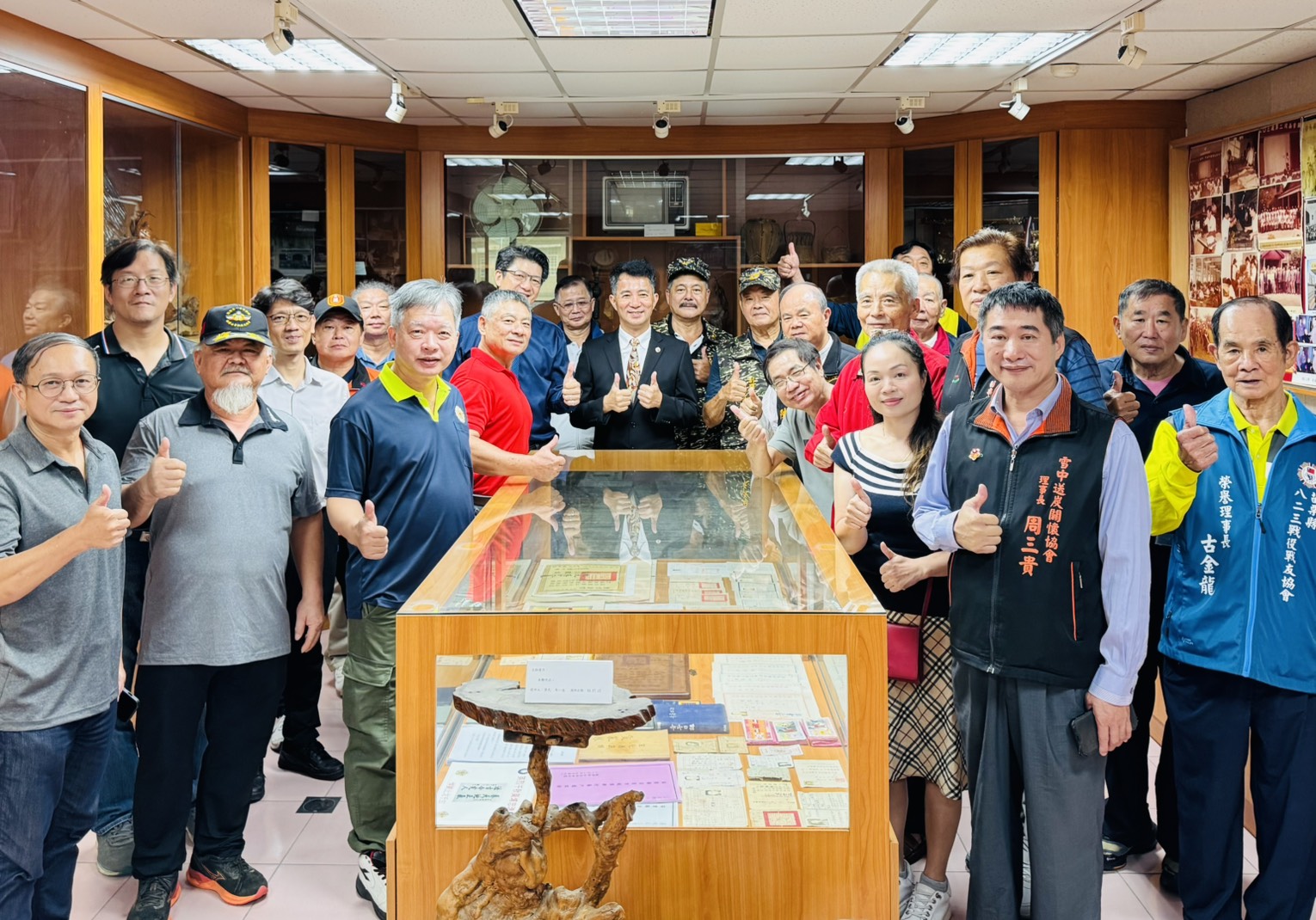 圖1:榮服處陳立中處長(中)與退軍社團於處史館合影