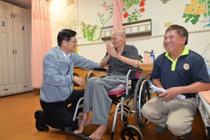 ❤️❤️❤️退輔會主委嚴德發關心花蓮榮家受災榮民江添昌❤️❤️❤️