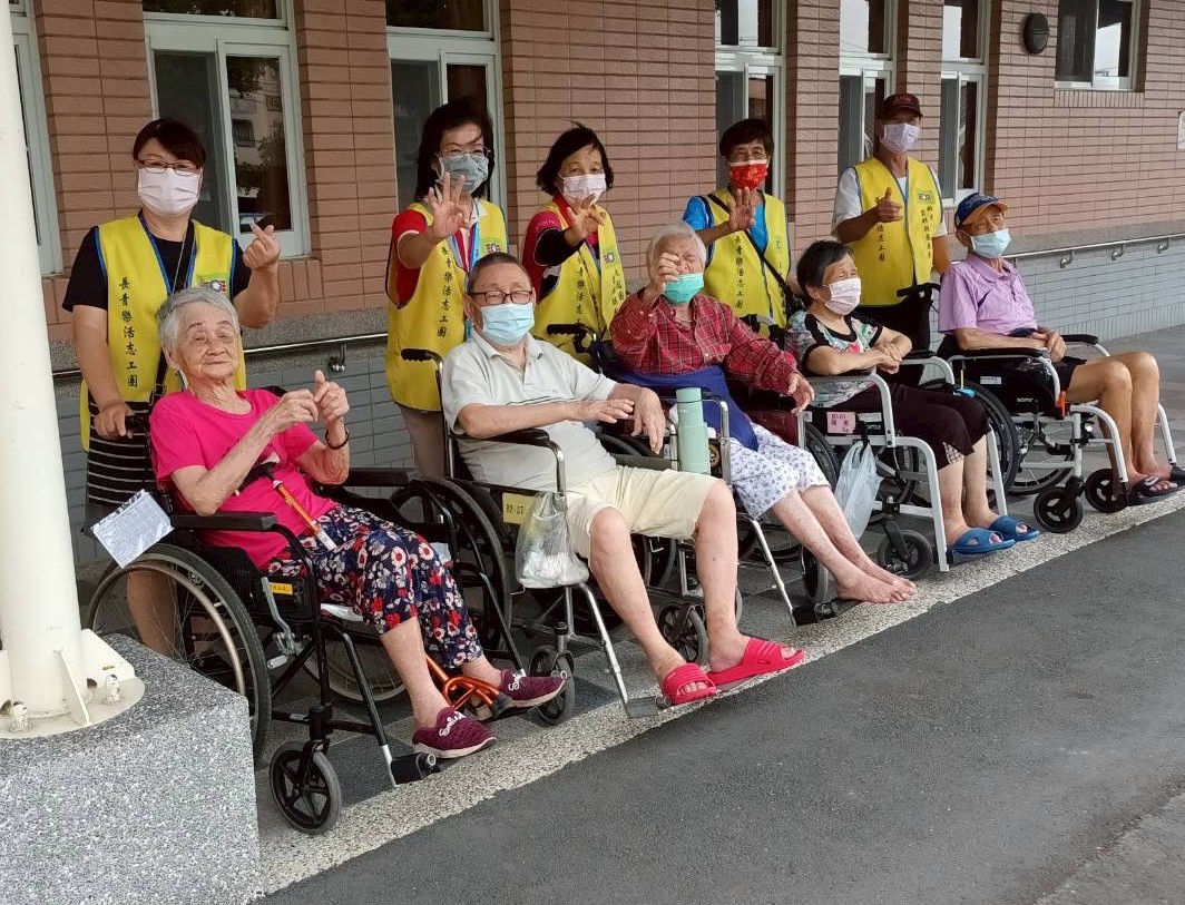 114年10月22日長青樂齡志工溫馨陪伴，點亮養護堂長輩頤養生活