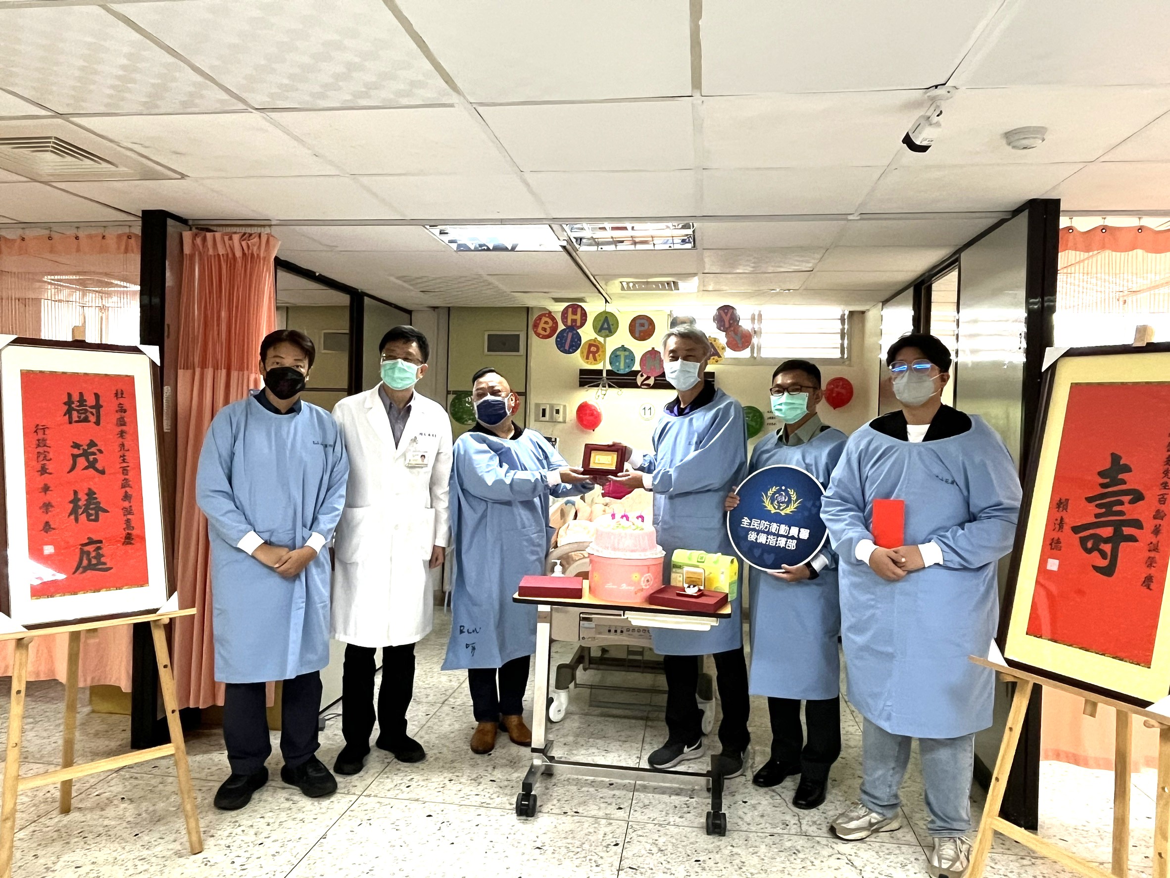 蕭處長代表致贈輔導會紀念金飾