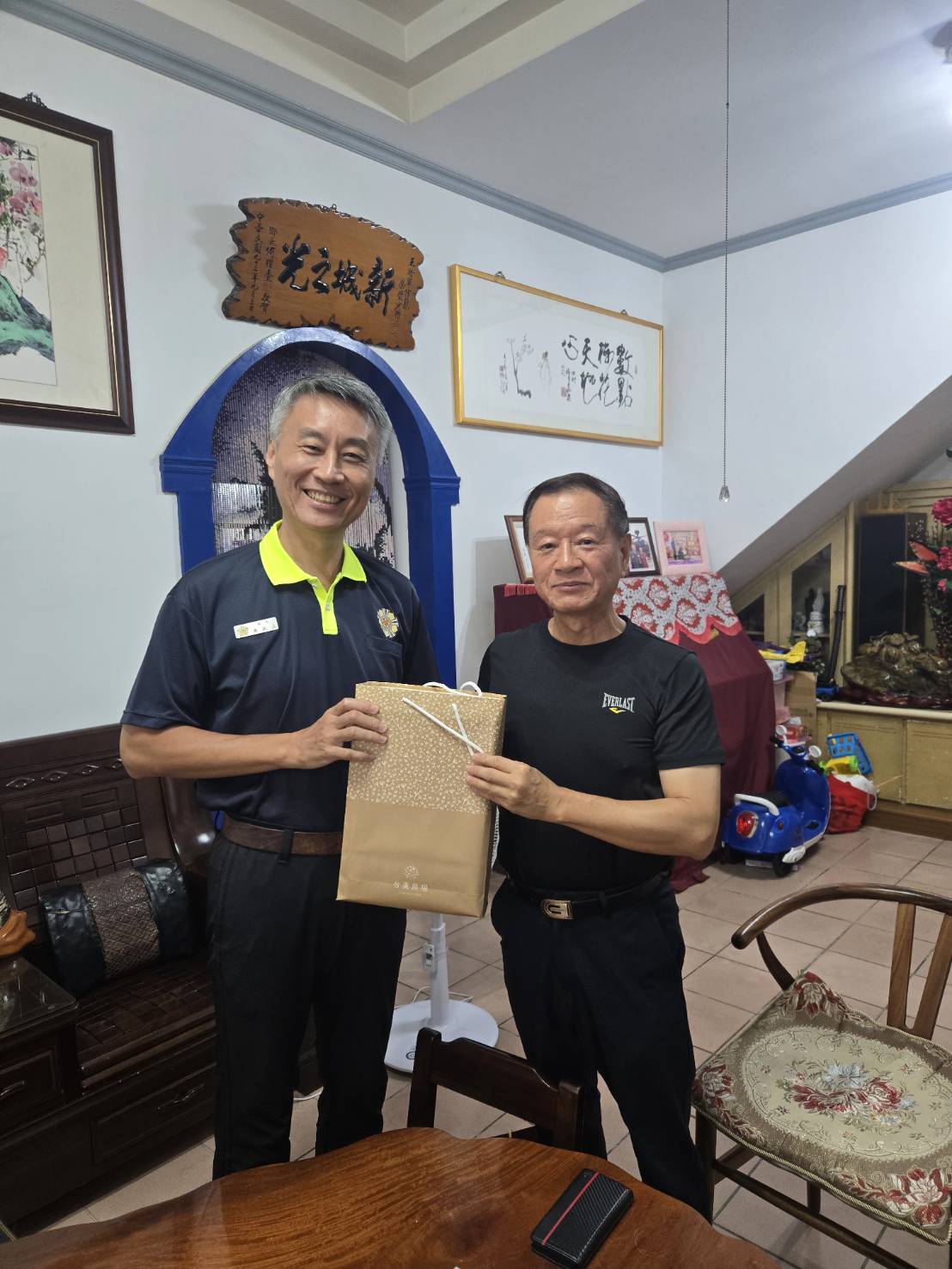蕭振嘉處長代表輔導會轉贈輔導會秋節禮盒，敬祝王信龍將軍中秋佳節闔家安康