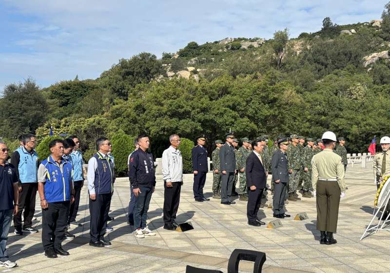 圖三軍民於英雄塚前向亡故將士致意-800x560