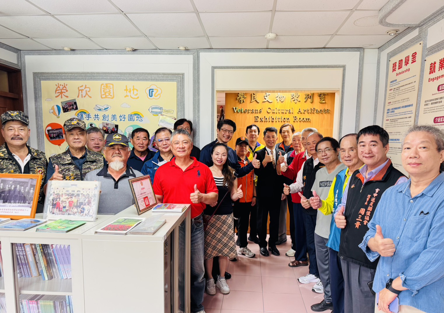 圖2:榮服處陳立中處長(中)與退軍社團於榮民文物陳列室合影