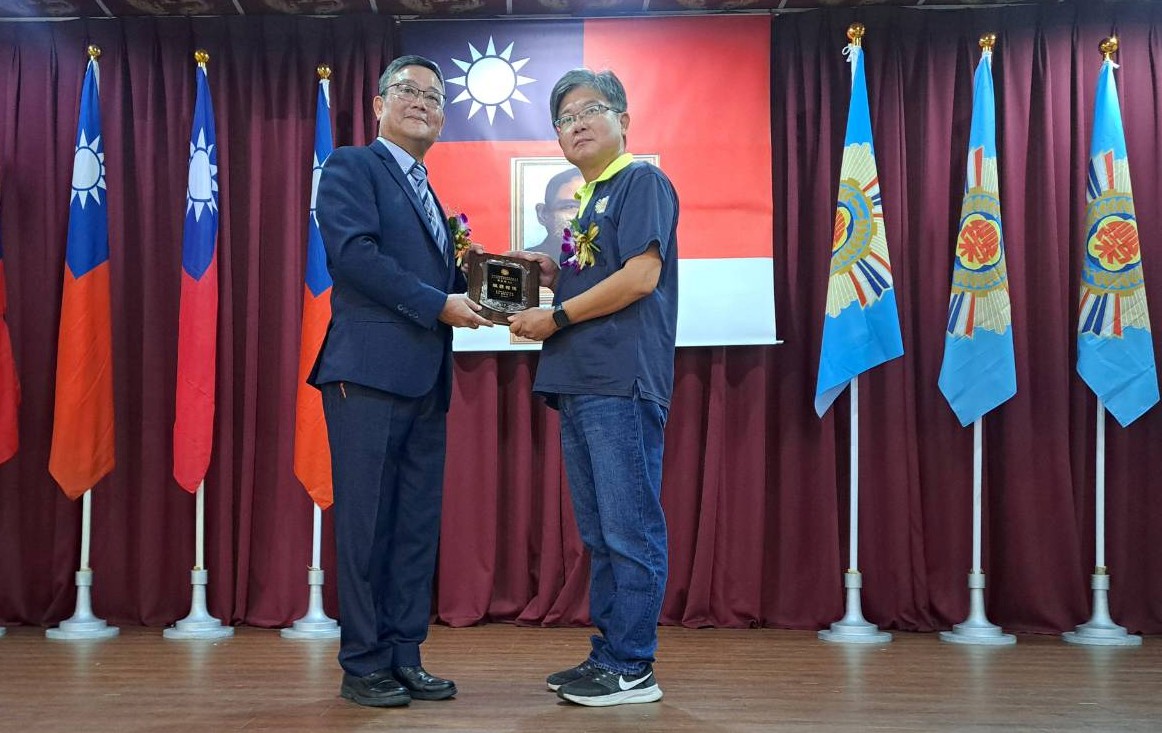 圖六劉信義處長(左)與本處績優社區組長得獎人員合影