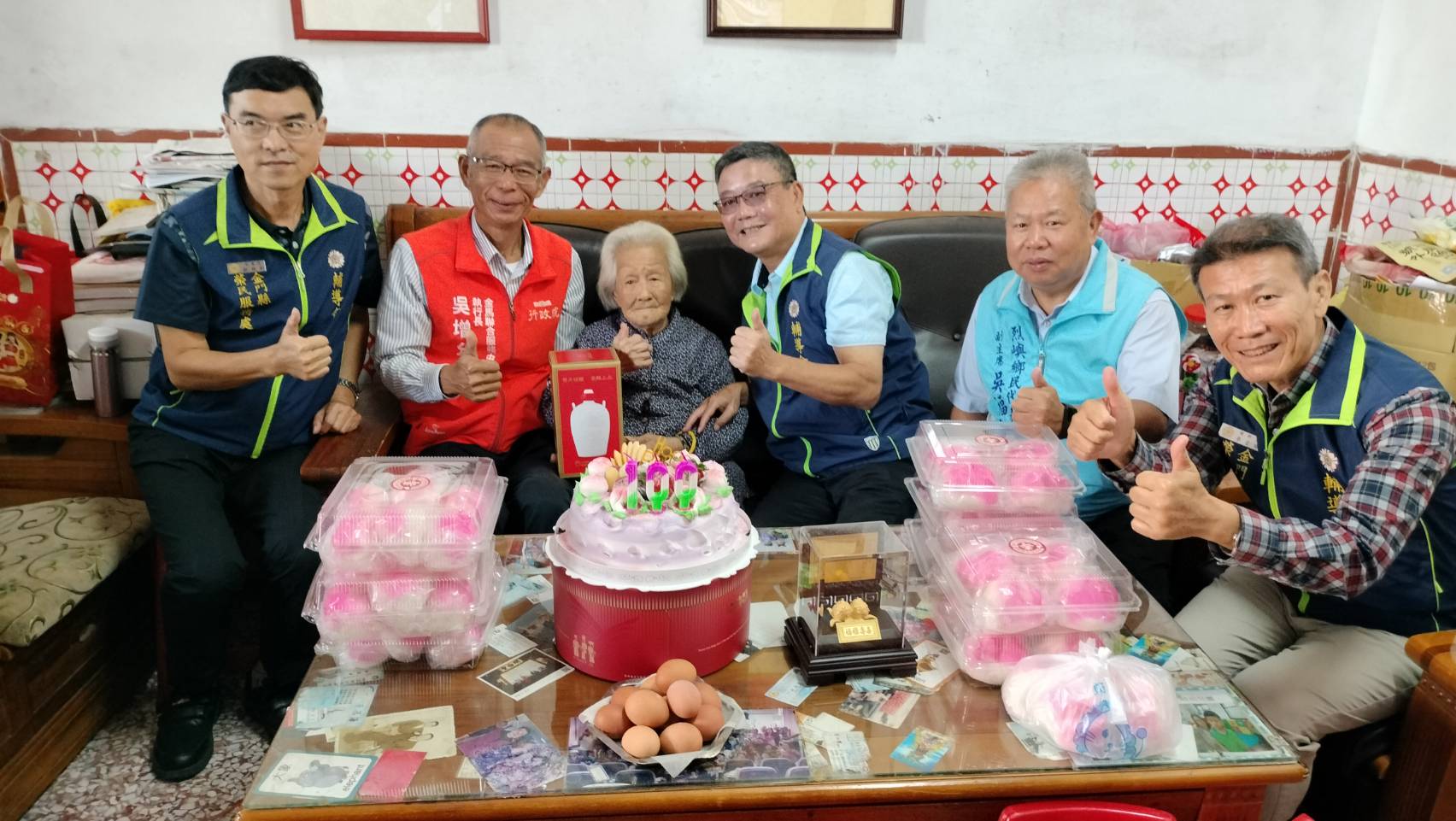 圖三行政院金馬聯合服務中心吳增允執行長(左2)贈祝壽酒