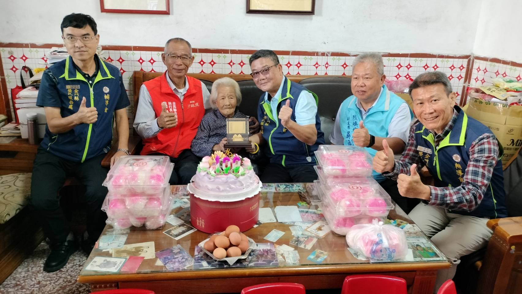 圖二劉信義處長(右3)代表主任委員致贈金壽桃