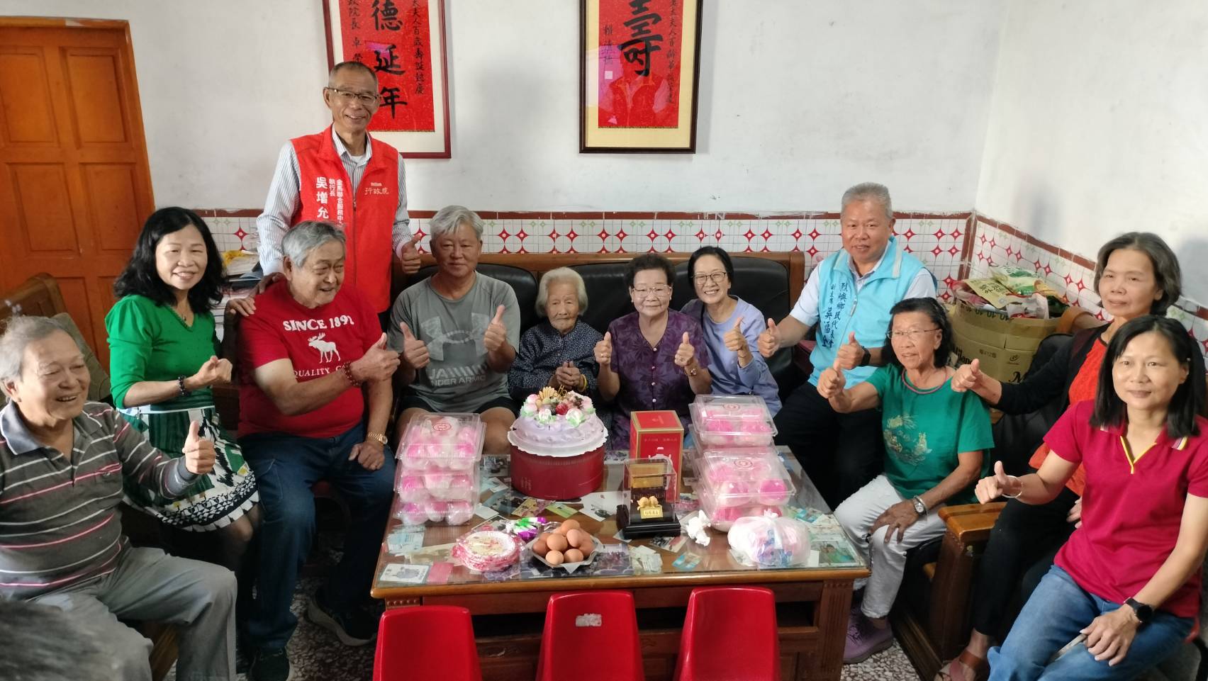 圖六來賓及家屬與壽星洪林阿嬤合影留念