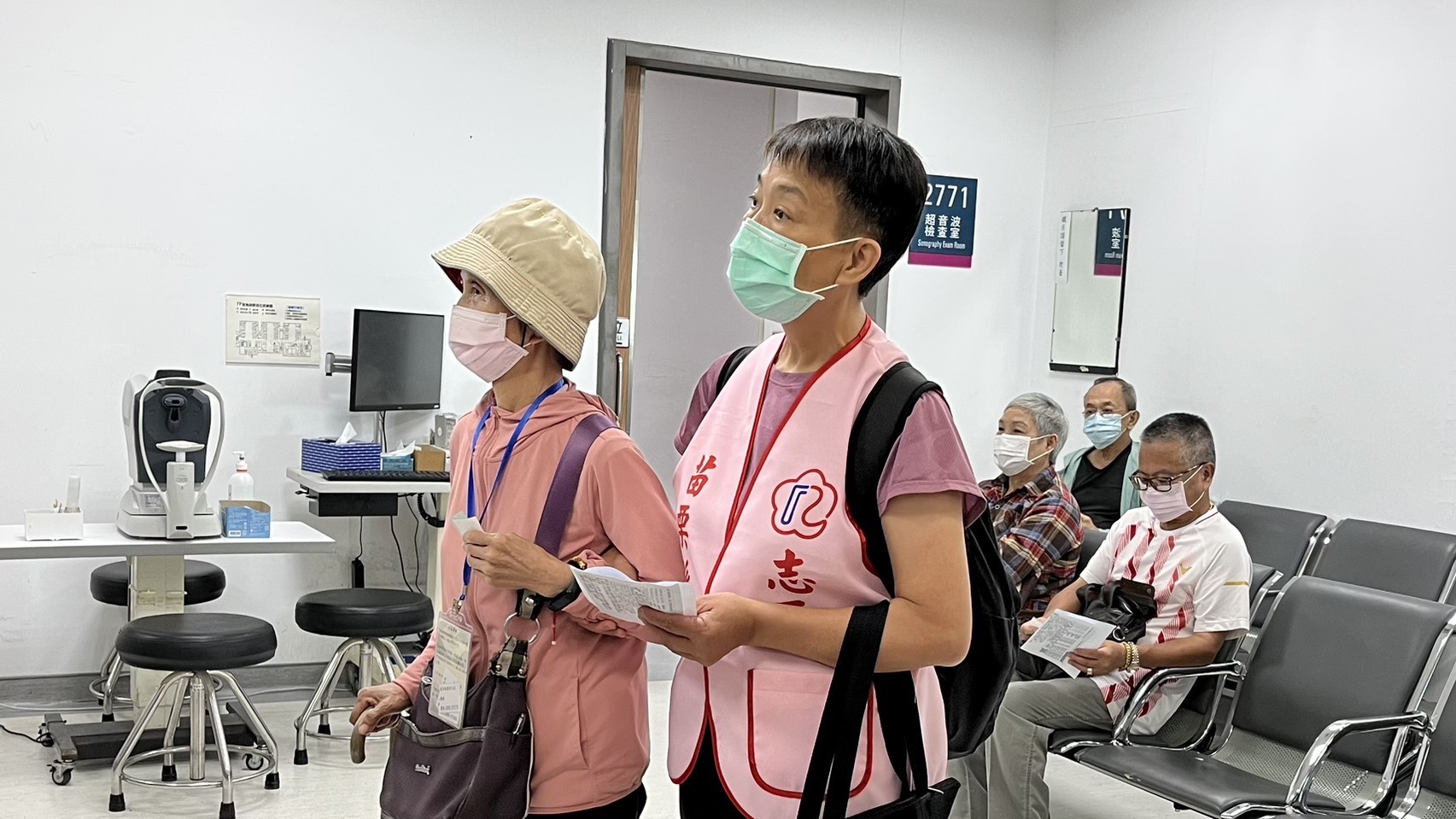 圖4:苗栗榮服處榮欣志工隨車服務及陪伴榮民眷看診。