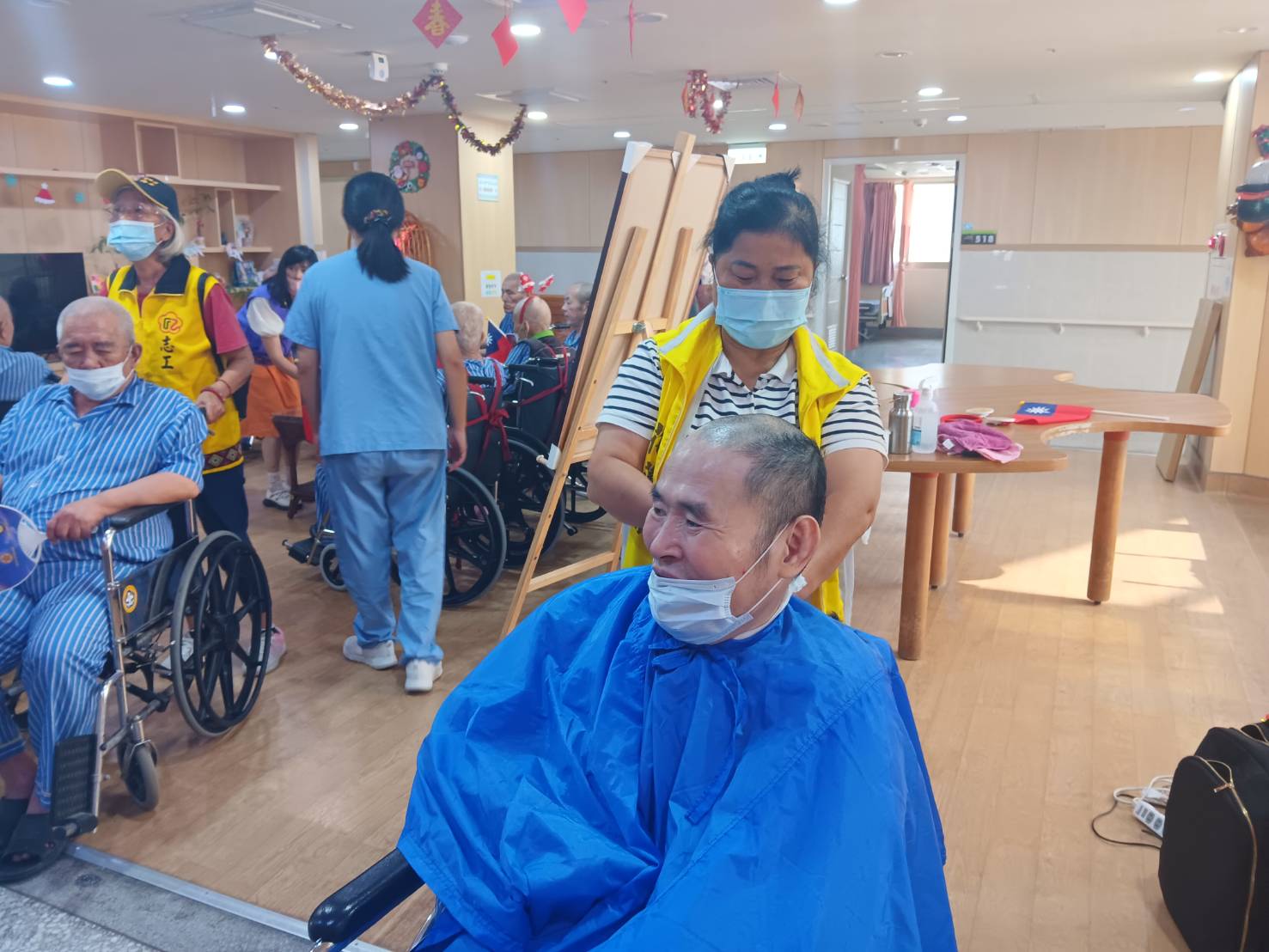 讓愛從「頭」開始,榮欣志工為至善園榮民長者義剪服務。 (2)