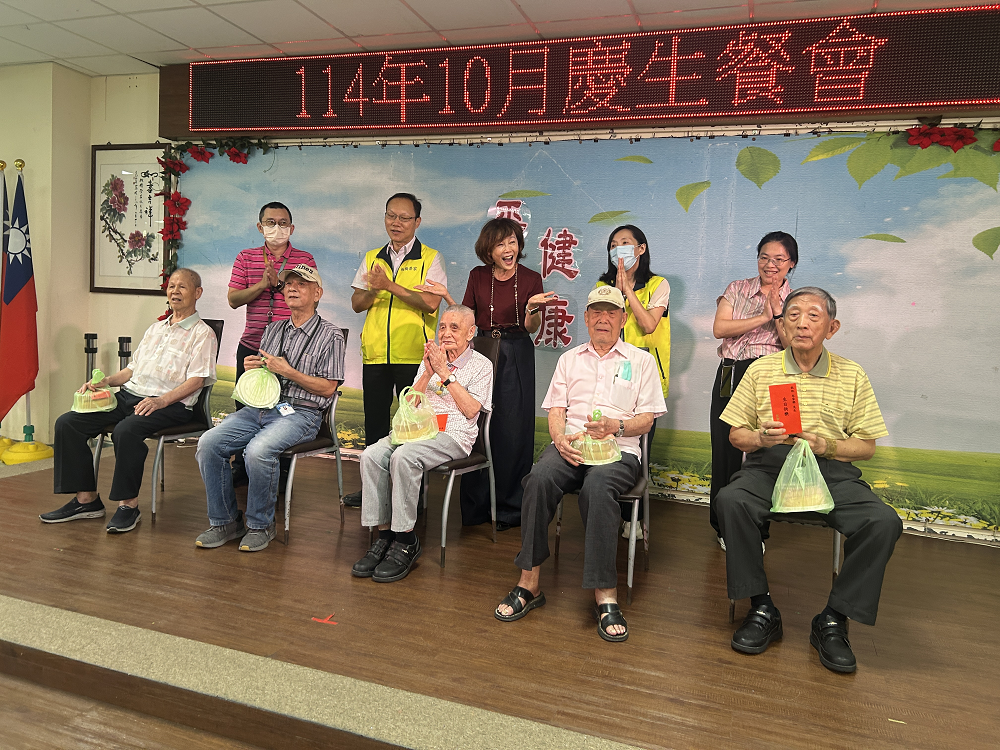 板橋榮家十月溫馨慶生會 大中華記者友好協會共賀長輩福壽安康