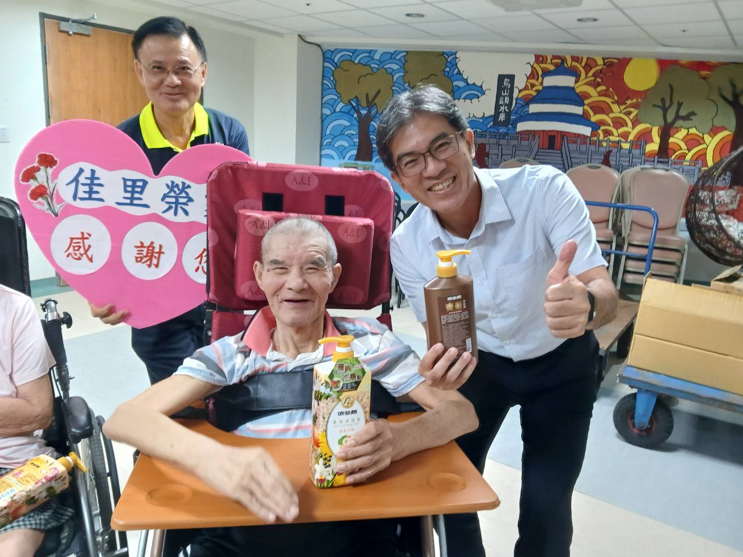 114.10.16 依必朗公司致贈佳里榮家愛心物資 關懷住民長輩