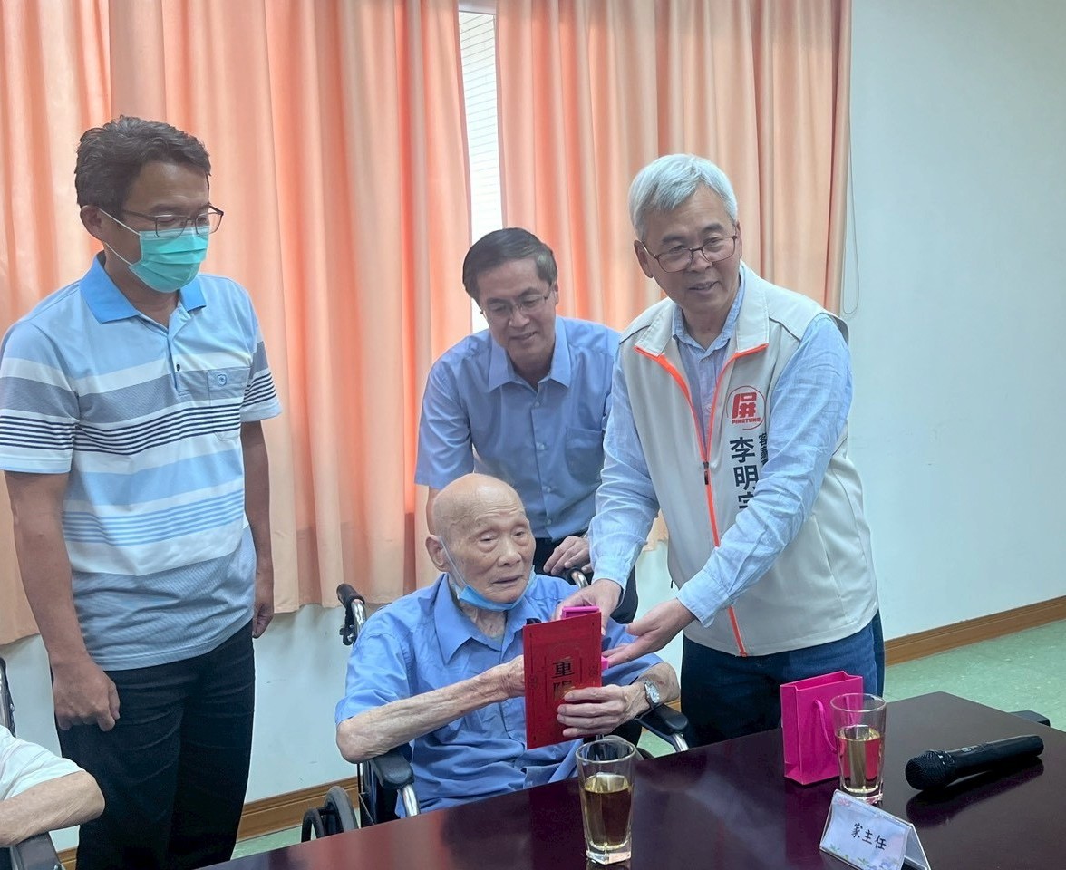 圖1屏東縣政府客家事務處李明宗處長(圖左)代表縣長向江爺爺(圖中)致贈敬老金。