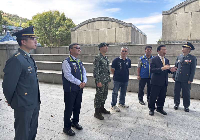 圖五金門縣榮服處劉處長(左二)陪同縣長及指揮官巡視英雄塚周遭環境-800x560