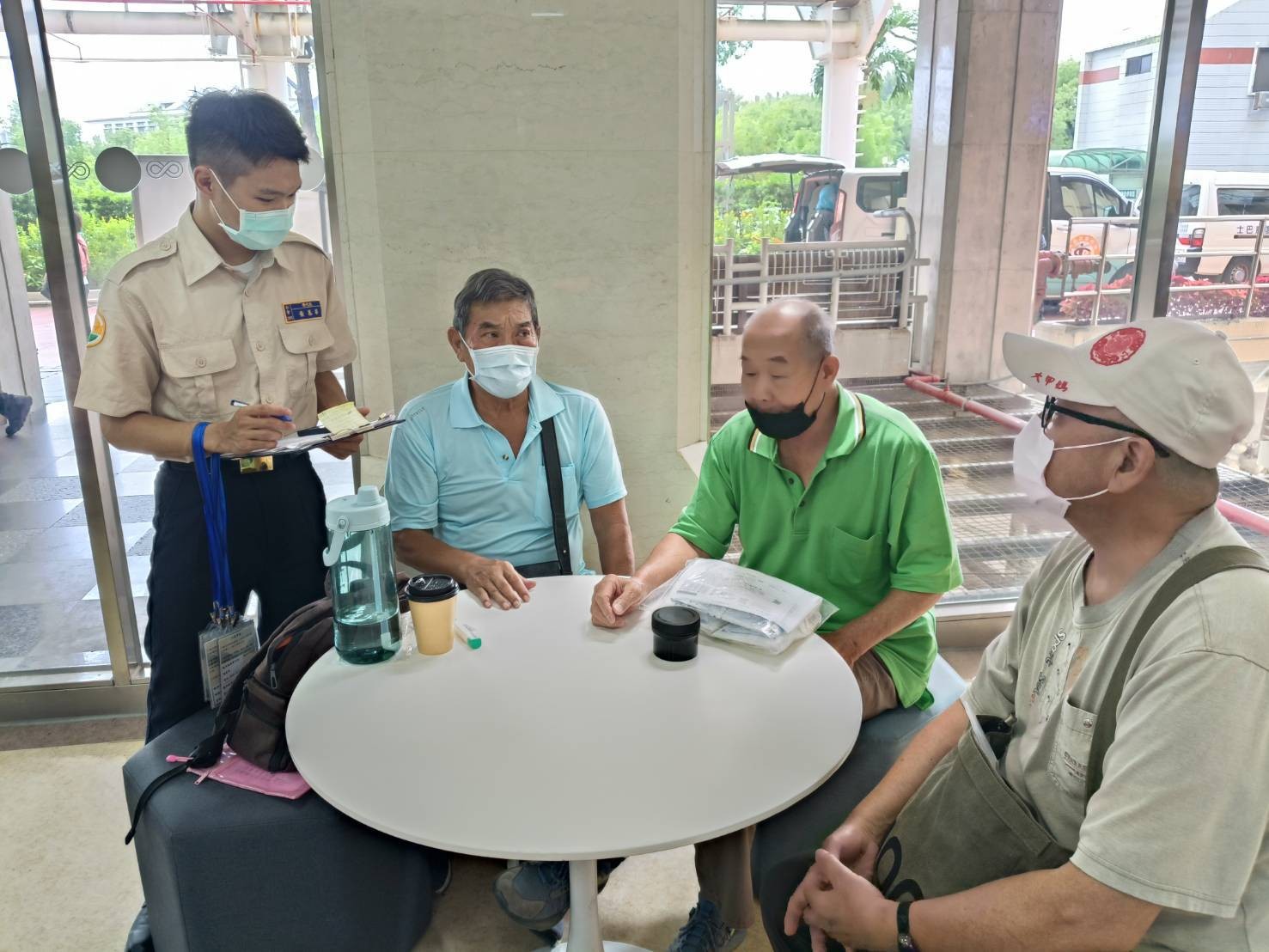 圖3:苗栗榮服處每週三就診專車由替代役男協助榮民眷回診掛號。