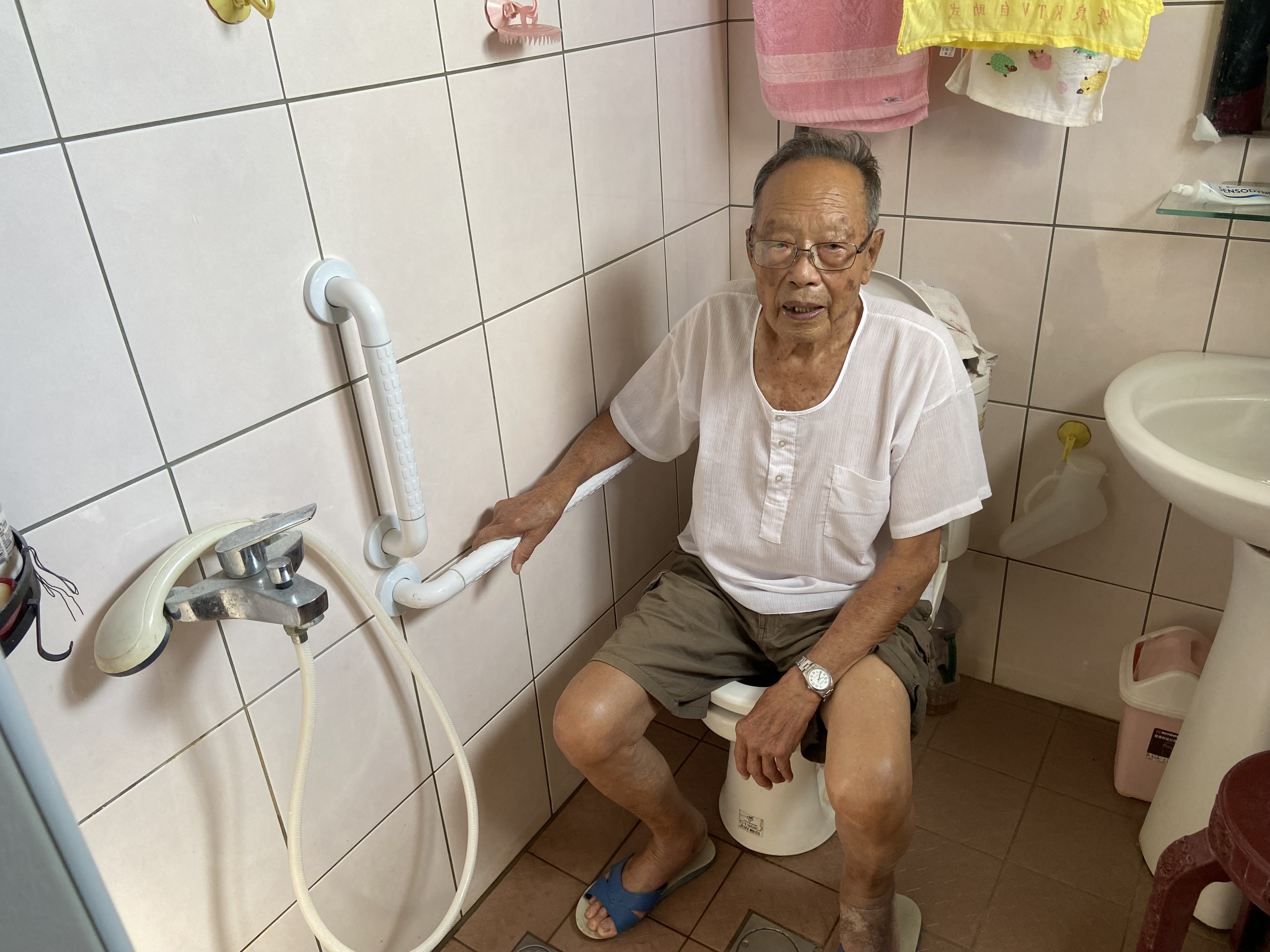 圖四董伯伯於安裝完後親身體驗感受滿意的表達感謝