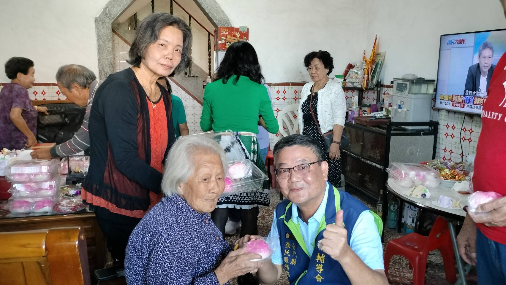 圖八壽星洪林阿嬤贈送壽桃分享福氣