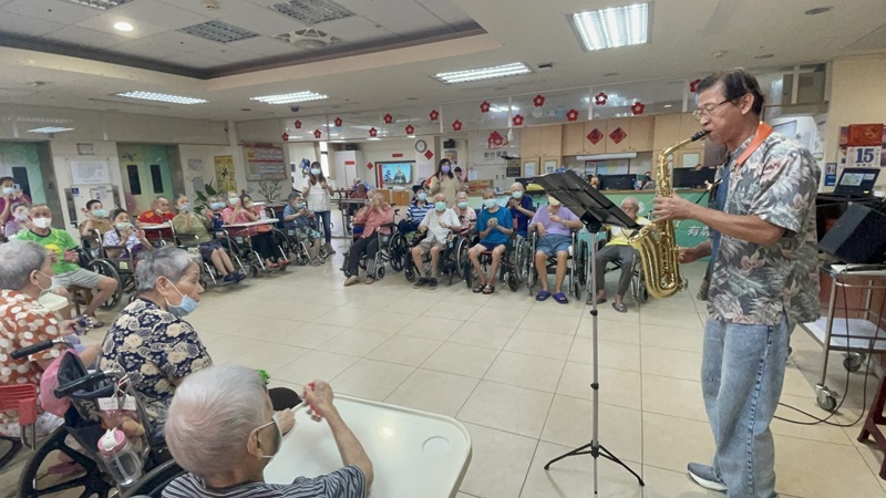 114年10月15日新竹榮家午後樂聲揚張志範薩克斯風喚起歲月記憶_2