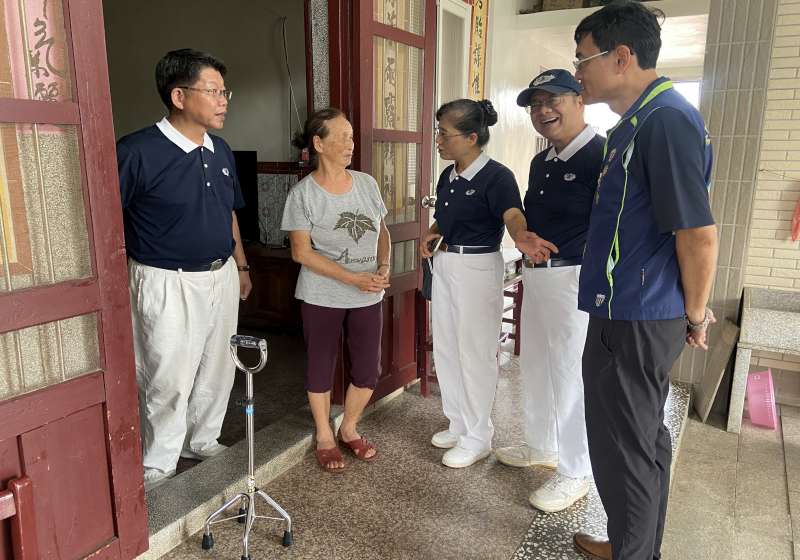圖一洪松柏分會長(左1)、彭致和副處長(右1)與吳伯伯夫人(左2)共同關懷評估居家設施-