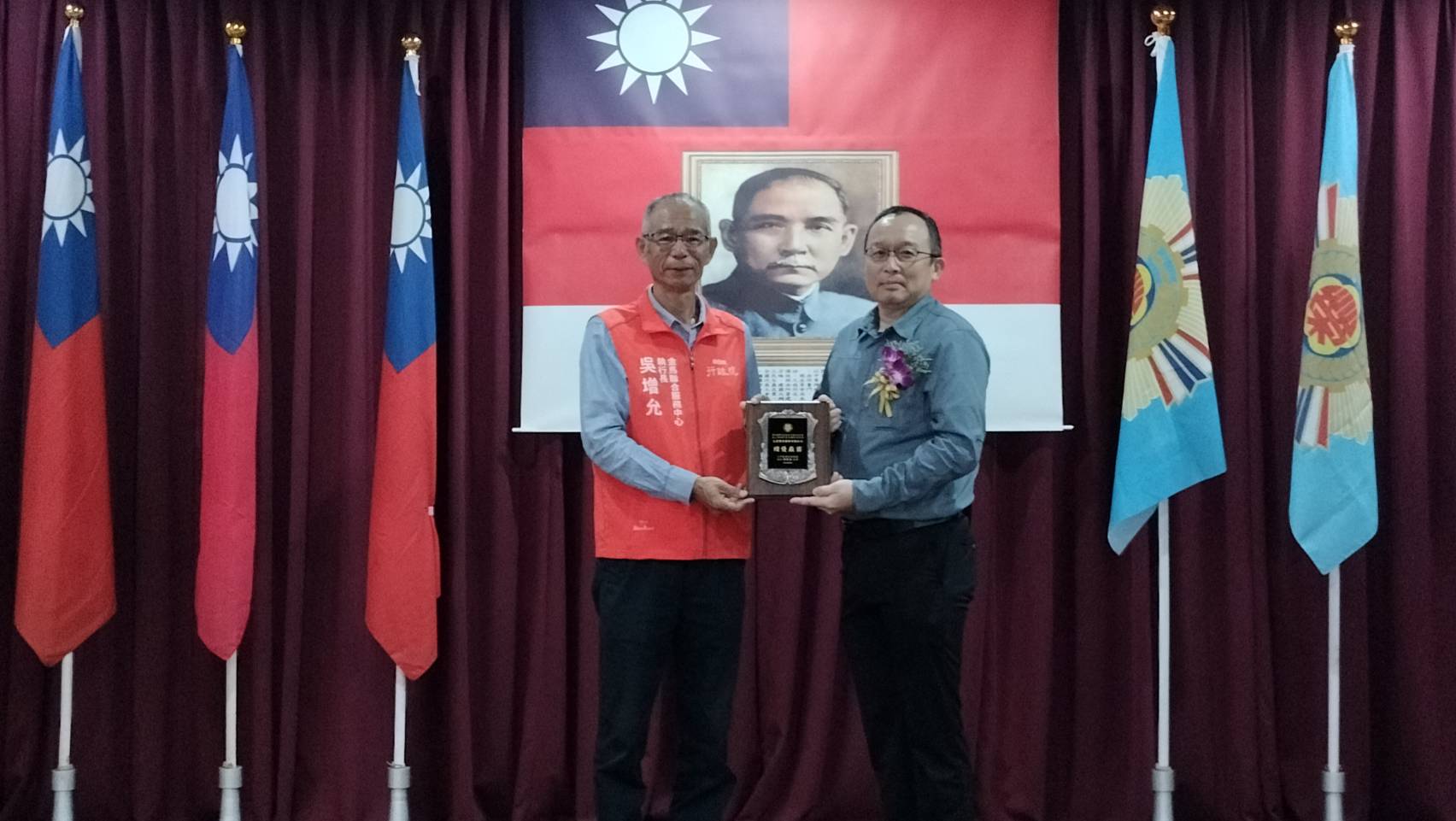 圖十行政院金馬聯合服務中心吳增允執行長(左)頒發本處績優廠商