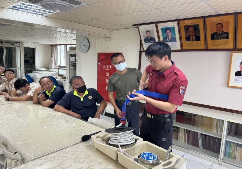 圖五專業講師講授緩降機操作要領-800x560