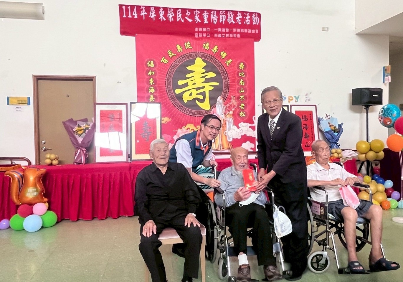 圖3:發一崇德高雄宗教發展基金會陳乾意董事長(右3)向百歲人瑞頒發重陽禮金。