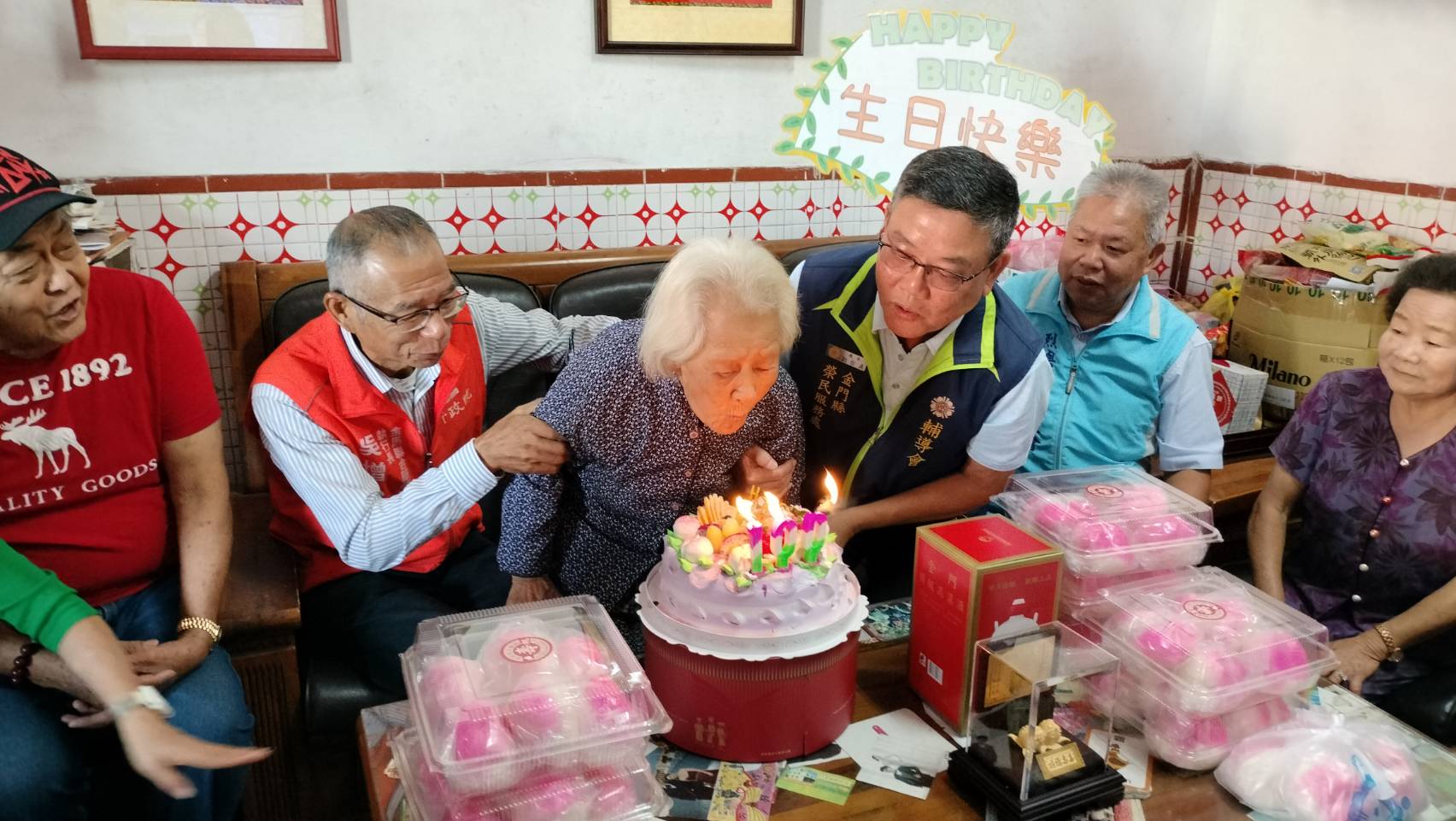 圖四壽星洪林阿嬤開心吹蠟燭