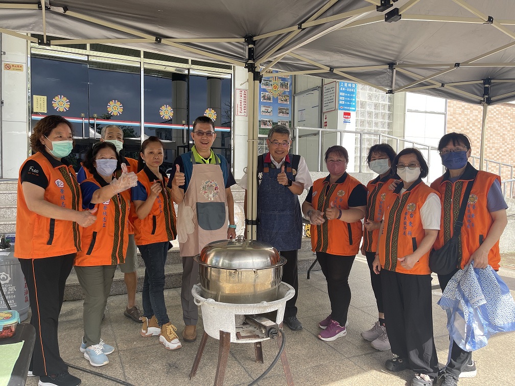 處長胡思湘(右五)感謝榮欣志工料理中秋美食。(圖:臺東縣榮服處提供)