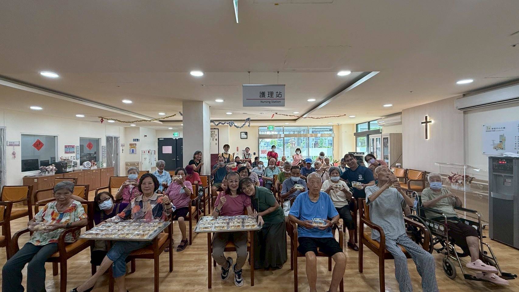 失智長輩親手烘焙蛋黃酥，中秋佳節香氣溢滿榮家