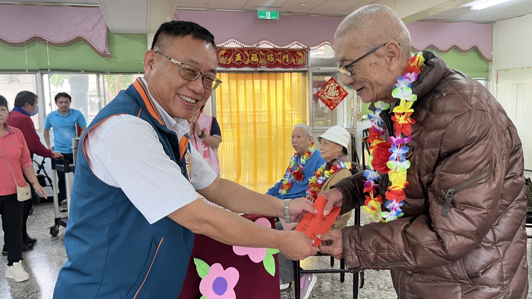 圖2:副家主任張立良(左)致贈壽星諸葛先生生日禮金